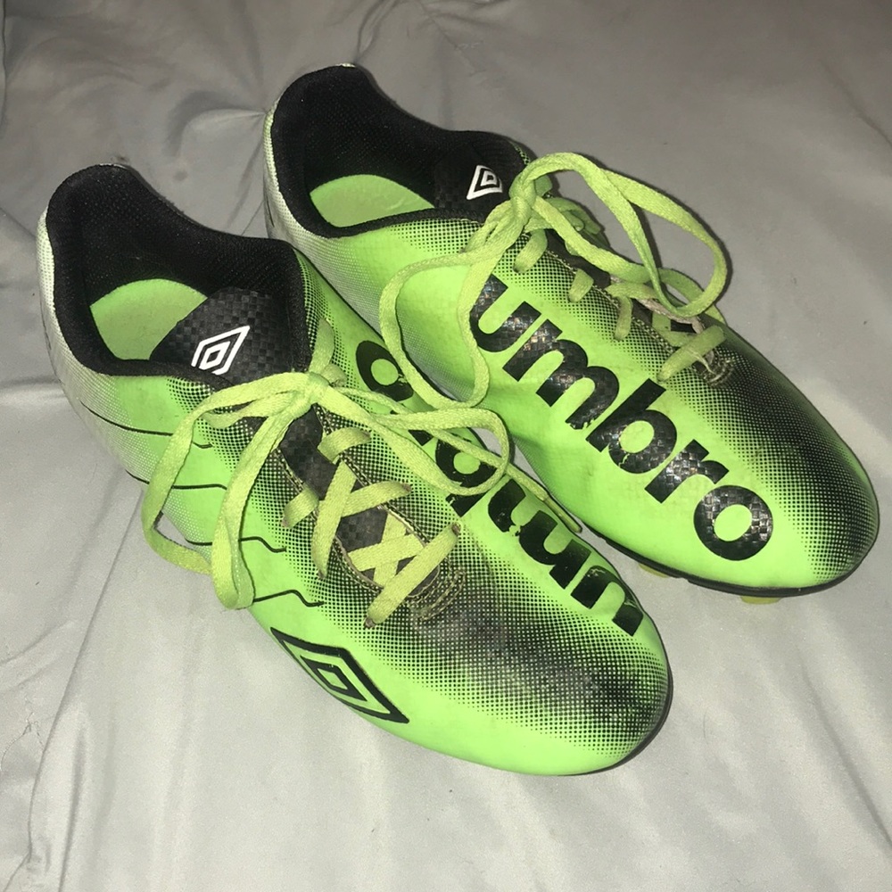 Big Boys/men’s 6 soccer cleats.